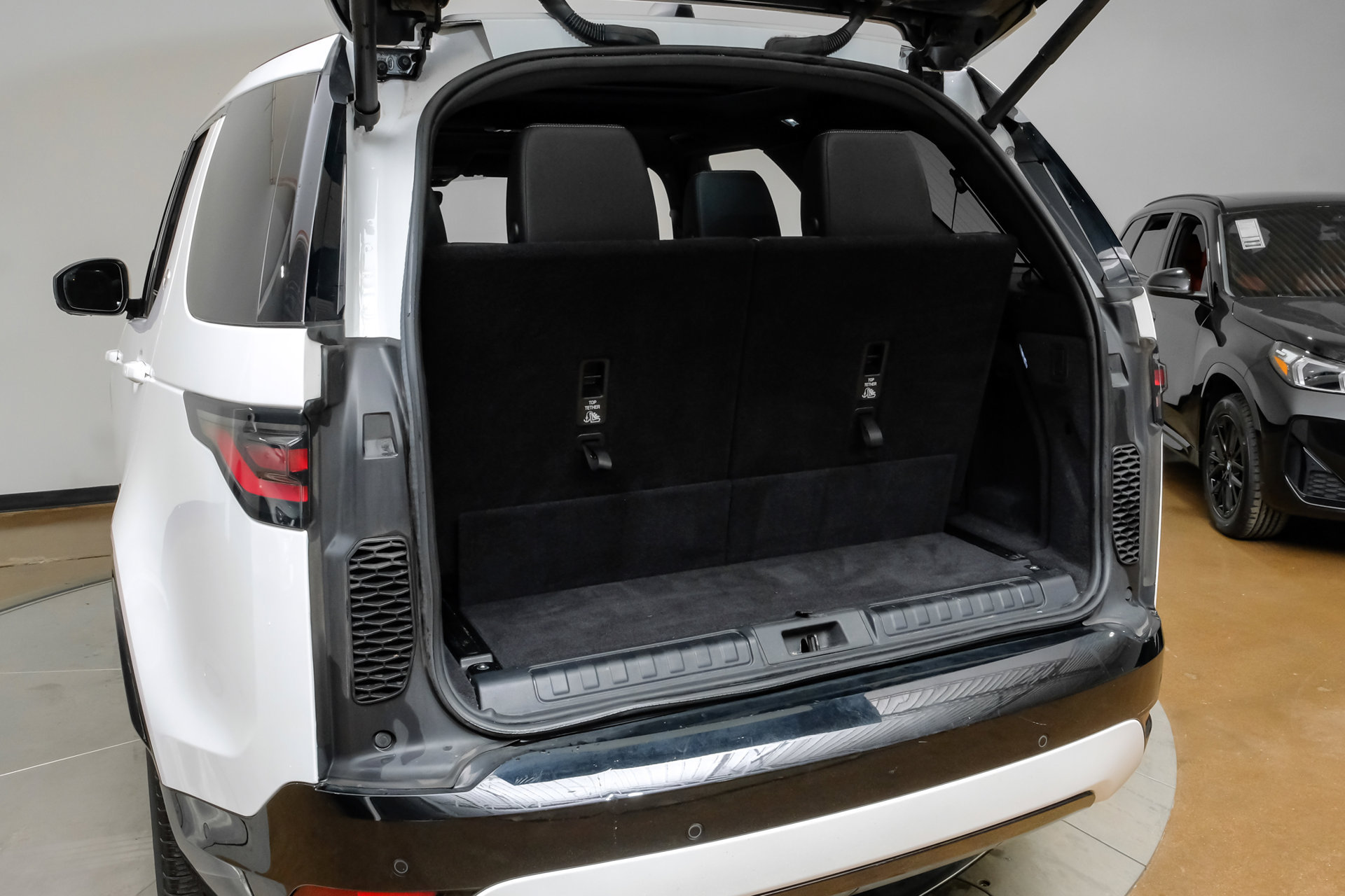 Used 2023 Land Rover Discovery S R-Dynamic AWD/4WD image 58