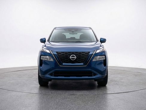 Used 2025 Nissan Rogue SV image 2