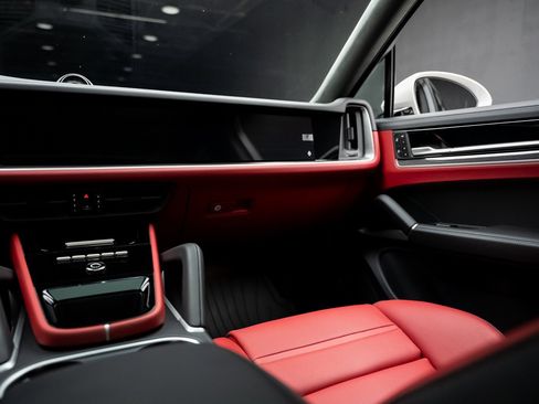 Used 2025 Porsche Cayenne Turbo image 40