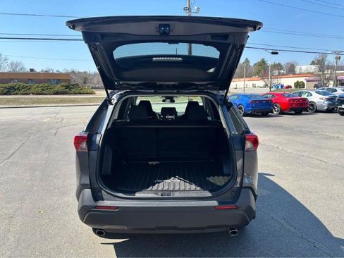 Used 2022 Toyota RAV4 LE image 9