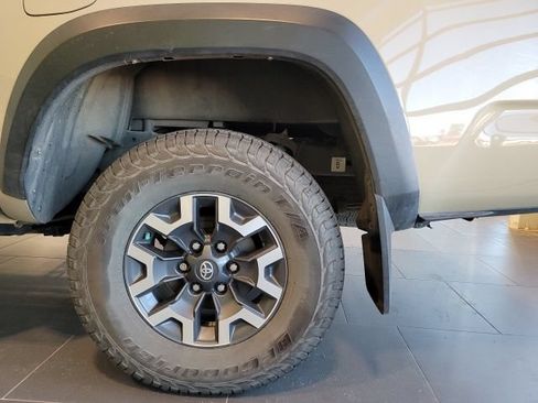 Used 2018 Toyota Tacoma TRD Off-Road w/ Technology Package AWD/4WD image 13