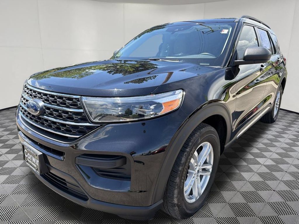 Used 2023 Ford Explorer XLT AWD/4WD image 3