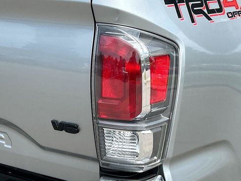Used 2022 Toyota Tacoma TRD Off-Road AWD/4WD image 11