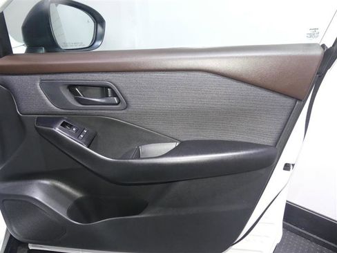 Used 2023 Nissan Rogue S image 17