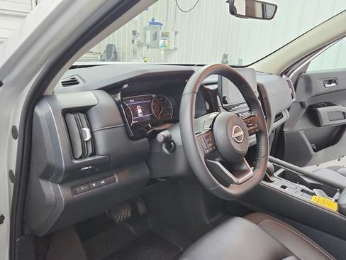 Used 2025 Nissan Pathfinder SL FWD image 19