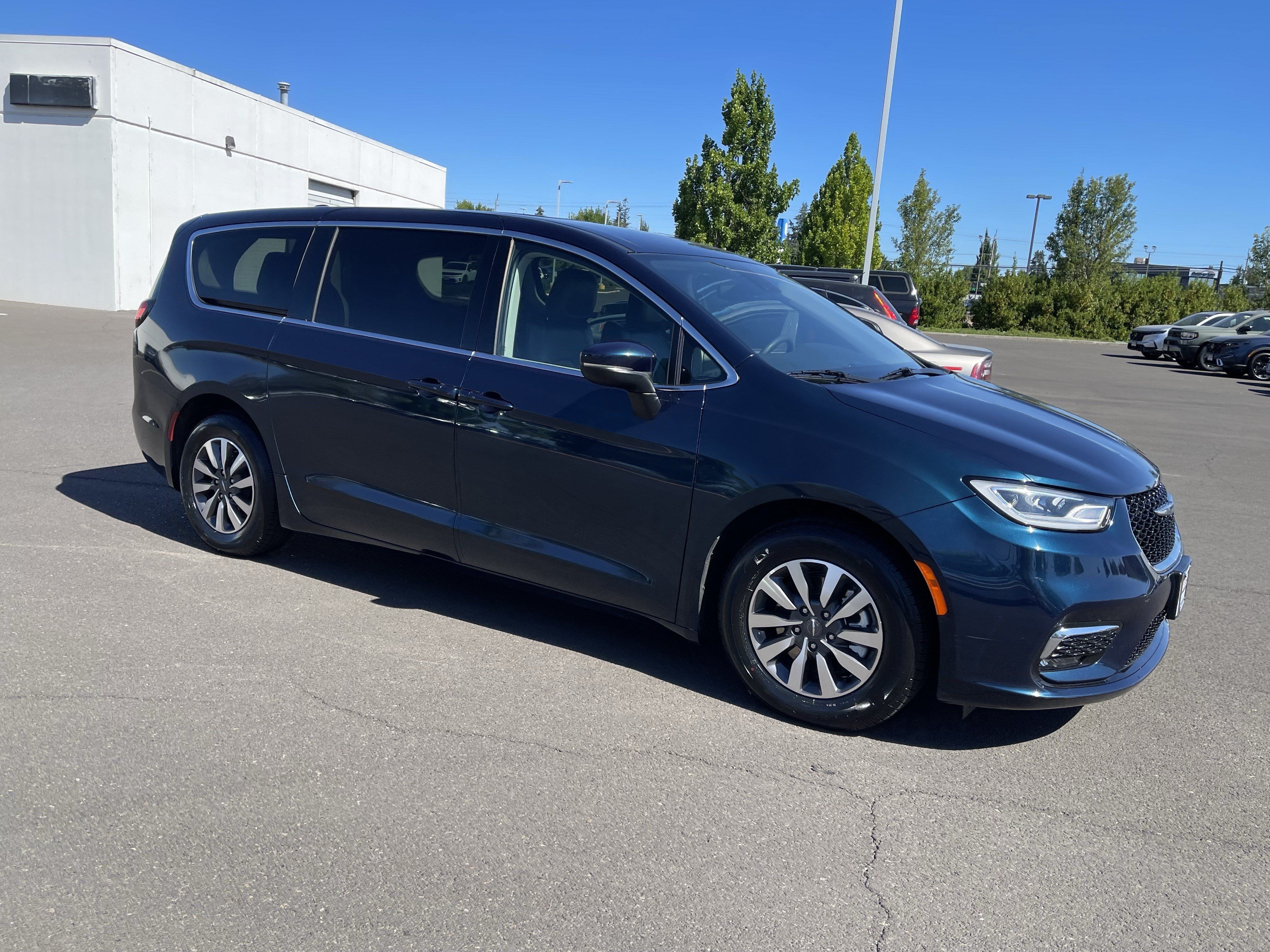 Used 2023 Chrysler Pacifica Touring-L FWD image 7