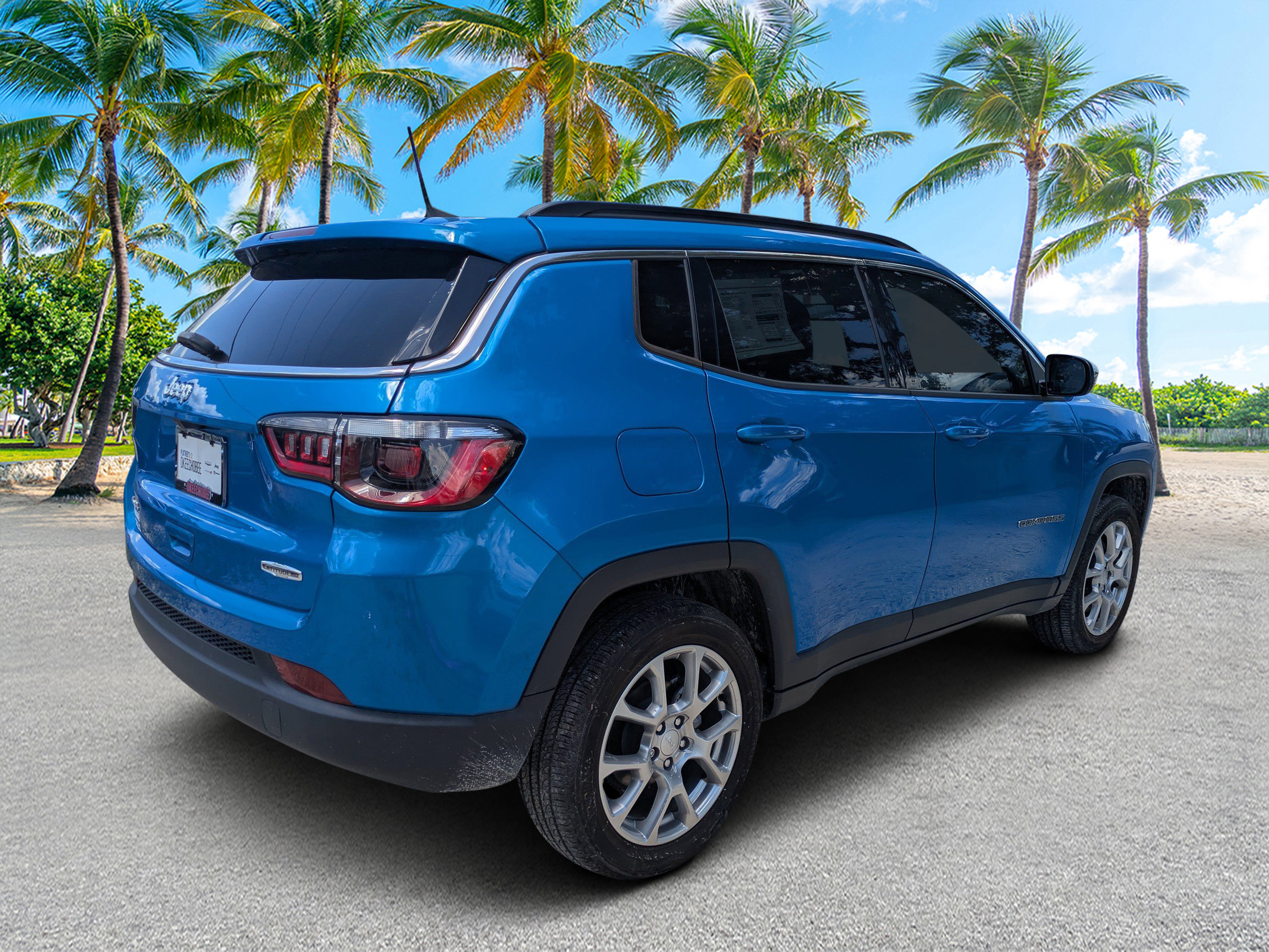 Used 2024 Jeep Compass Latitude AWD/4WD image 3