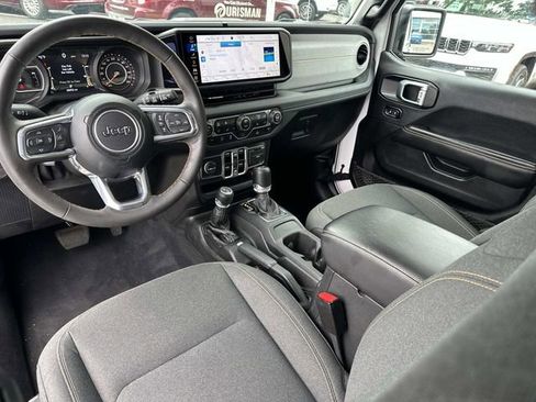 Used 2025 Jeep Wrangler Unlimited Sahara AWD/4WD image 18