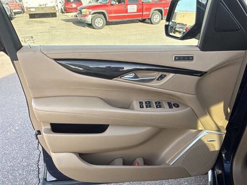 Used 2018 Cadillac Escalade ESV Platinum AWD/4WD image 17