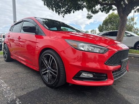 Used 2017 Ford Focus ST FWD image 4