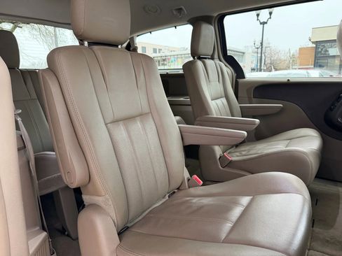 Used 2015 Chrysler Town & Country Touring-L w/ Driver Convenience Group image 13