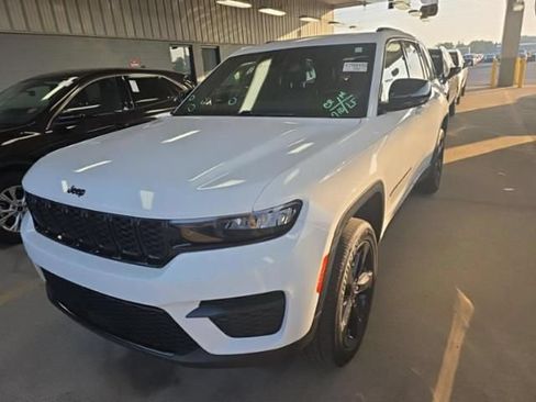 Used 2023 Jeep Grand Cherokee Altitude AWD/4WD image 2