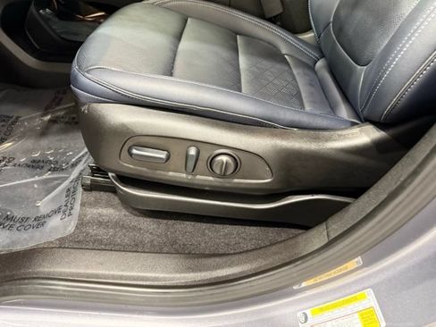 Used 2023 Chevrolet Bolt EUV LT w/ Convenience Package FWD image 12