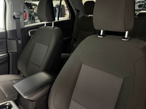 Used 2024 Ford Explorer XLT AWD/4WD image 18
