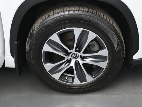 Used 2022 Toyota Highlander XLE AWD/4WD image 40
