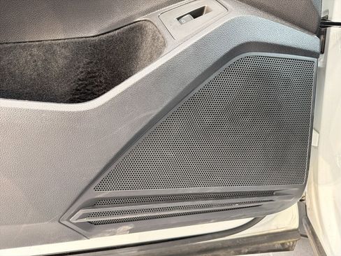 Used 2024 Volkswagen Tiguan SE w/ Panoramic Sunroof Package image 23