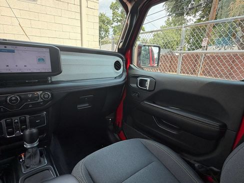Used 2025 Jeep Wrangler Unlimited Sahara AWD/4WD image 35
