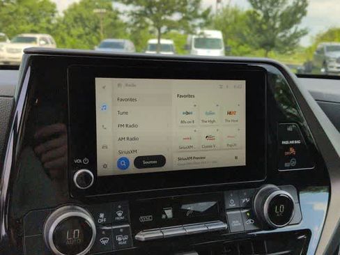 Used 2023 Toyota Highlander LE FWD image 29