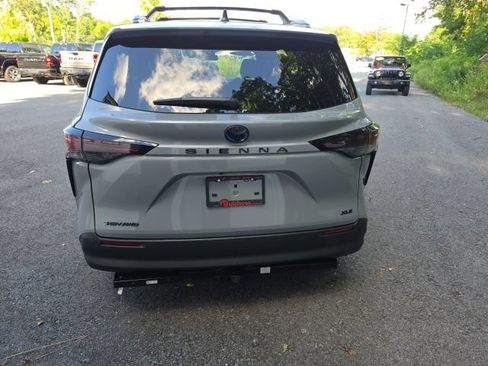 Used 2025 Toyota Sienna XLE Woodland Edition AWD/4WD image 4