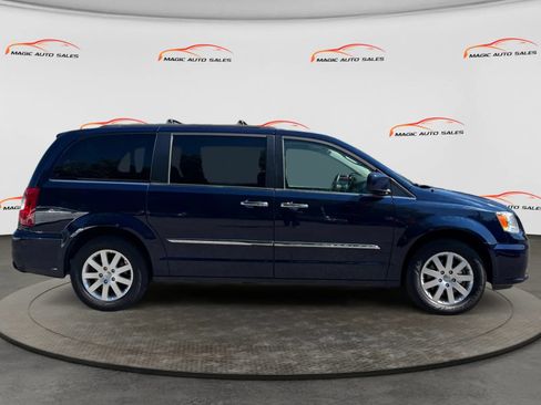 Used 2016 Chrysler Town & Country Touring w/ Driver Convenience Group FWD image 6