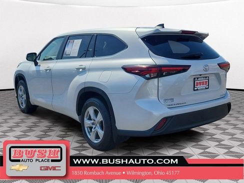Used 2024 Toyota Highlander LE AWD/4WD image 3