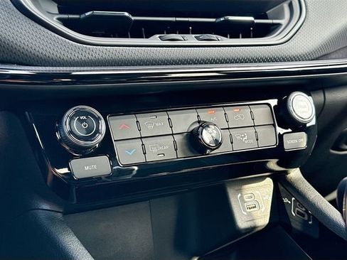 New 2026 Jeep Compass Latitude image 10