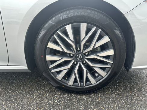 Used 2024 Nissan Altima 2.5 SV FWD image 12