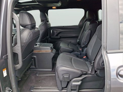 Used 2025 Toyota Sienna Platinum AWD/4WD image 8