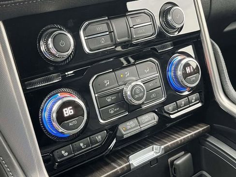 Used 2021 GMC Yukon Denali w/ Denali Premium Package image 35