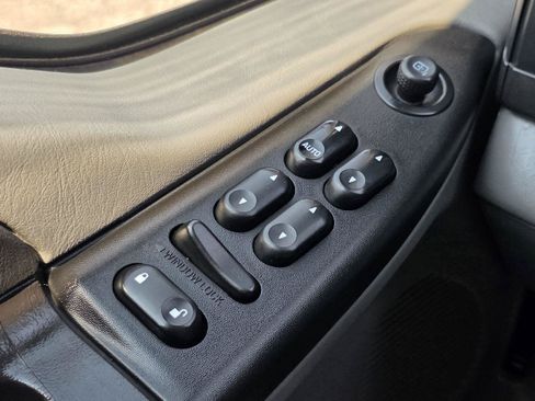 Used 2006 Ford F250 XL AWD/4WD image 9