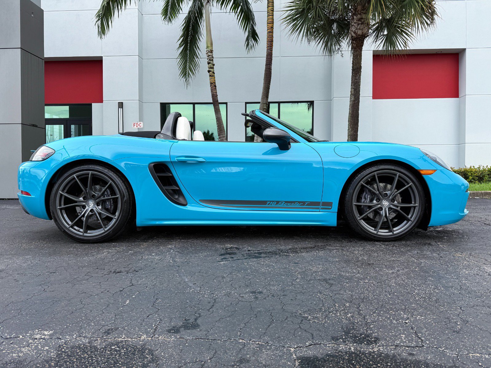 Used 2021 Porsche 718 Boxster RWD image 15
