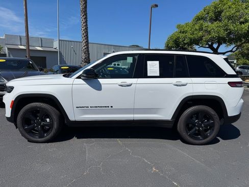 Used 2025 Jeep Grand Cherokee Limited w/ Black Appearance Package image 6