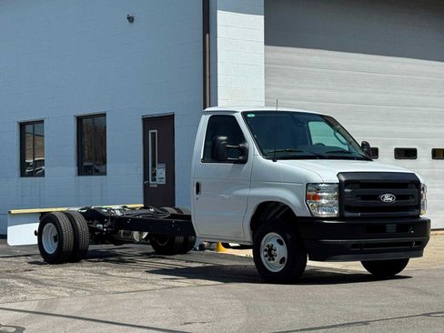 Used 2027 Ford E-450 and Econoline 450 Super Duty w/ Driver's Safety Package RWD image 2
