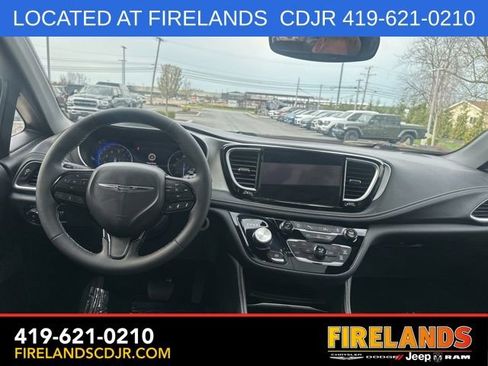 Used 2024 Chrysler Pacifica Limited w/ S Appearance Package FWD image 7