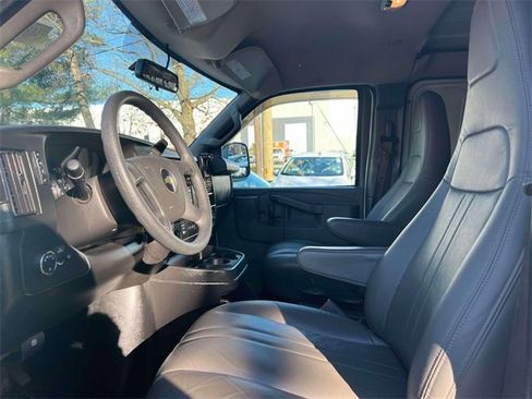 Used 2018 Chevrolet Express 2500 Extended image 12