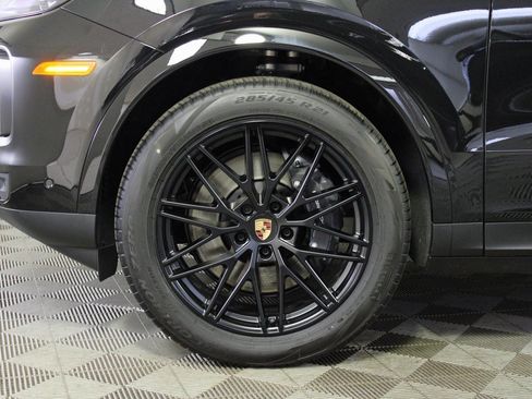 Used 2025 Porsche Cayenne image 37