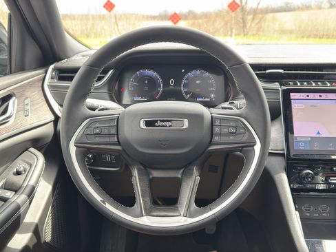 Used 2024 Jeep Grand Cherokee Limited w/ Luxury Tech Group II AWD/4WD image 32