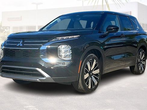 New 2025 Mitsubishi Outlander SE image 2