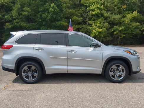 Used 2018 Toyota Highlander Limited Platinum AWD/4WD image 3