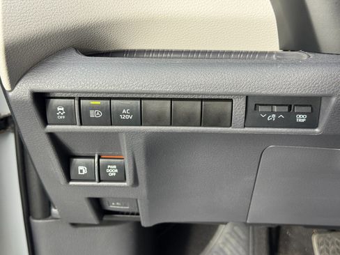 Used 2021 Toyota Sienna Limited image 18