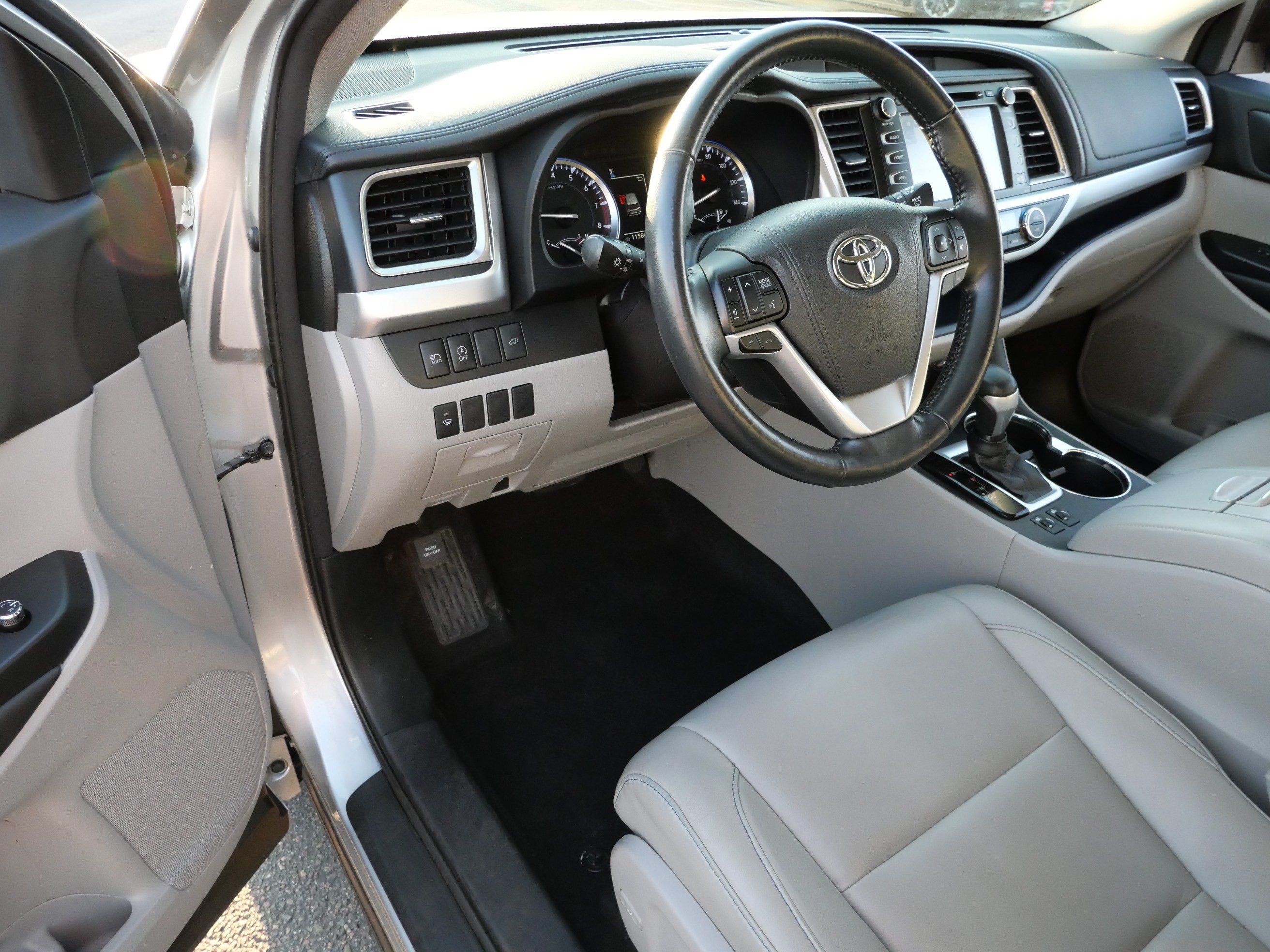 Certified 2018 Toyota Highlander XLE w/ Carpet Mat Package (TMS) AWD/4WD image 5