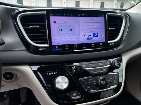 Used 2023 Chrysler Pacifica Touring-L FWD image 37