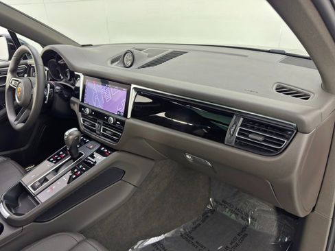 Used 2023 Porsche Macan image 15