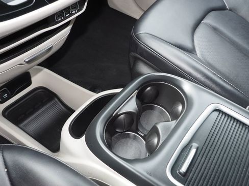 Used 2024 Chrysler Pacifica Touring-L image 23