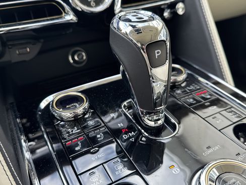 Used 2022 Bentley Flying Spur V8 image 18