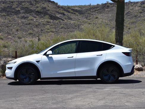 Used 2026 Tesla Model Y 2WD image 6