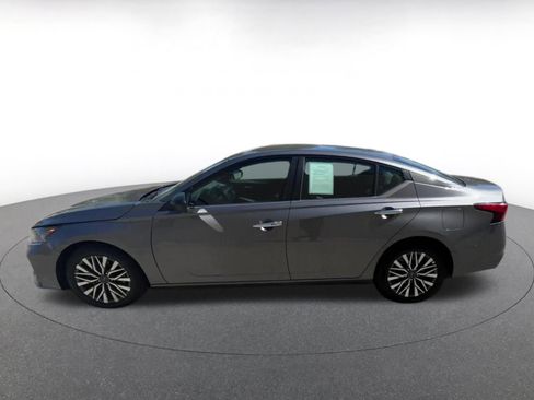 Used 2025 Nissan Altima 2.5 SV image 9