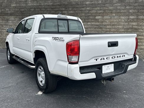 Used 2017 Toyota Tacoma SR image 5