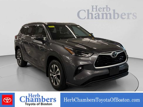 Used 2022 Toyota Highlander XLE AWD/4WD image 1