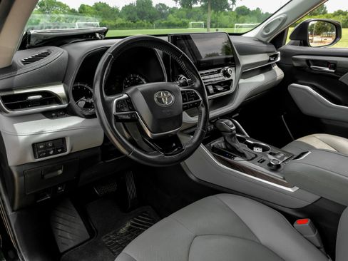 Used 2021 Toyota Highlander Limited AWD/4WD image 3